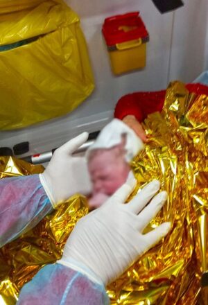 O mamă din Suceava a născut în ambulanța SMURD, cu 2 km înainte de a ajunge la spital. Femeia mai are acasă 8 copii | Demamici.ro