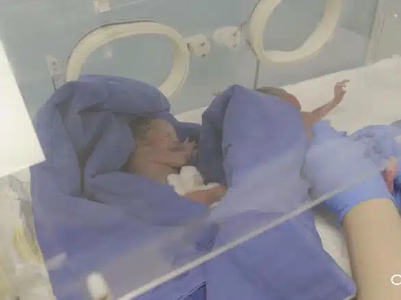O tânără de 25 de ani a născut 9 bebeluși, stabilind un nou record mondial. Cele 5 fetițe și 4 băieței vor petrece în spital încă 3 luni | Demamici.ro