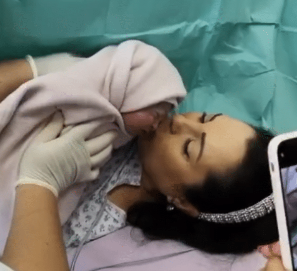 Angela Rusu a născut. Imagini din sala de operații, când și-a văzut pentru prima dată fetița | Demamici.ro