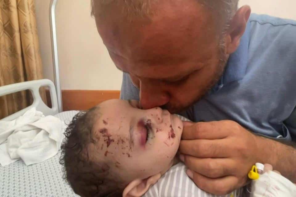 Un bebeluș a fost găsit în viață, la pieptul mamei moarte. Casa lor, din Gaza, fusese lovită de o rachetă