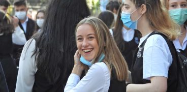 Elevii au voie să stea fără mască de protecție în curtea școlii. Intră în vigoare de luni | Demamici.ro