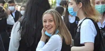 Elevii au voie să stea fără mască de protecție în curtea școlii. Intră în vigoare de luni | Demamici.ro