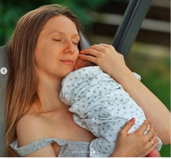 Adela Popescu, experiențe similare la a treia sarcină la fel ca la prima: "Ultima poză cu burtica înainte să nasc. Tot ploaie, tot în așteptare, tot băiețel"