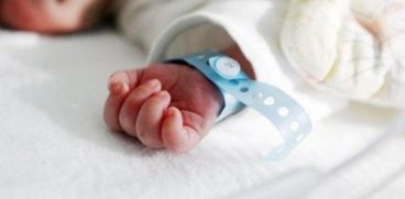 Un tată din Galați și-ar fi agresat bebelușul, însă le-a spus anchetatorilor că l-ar fi strivit în somn, din greșeală. Punctul de vedere al autorităților | Demamici.ro