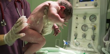 Eroare medicală fatală. Un bebeluș a murit după ce medicii i-au administrat „gazul râsului” în loc de oxigen | Demamici.ro