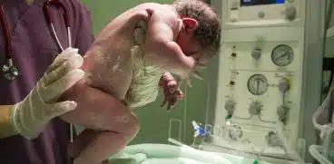 Eroare medicală fatală. Un bebeluș a murit după ce medicii i-au administrat „gazul râsului” în loc de oxigen | Demamici.ro