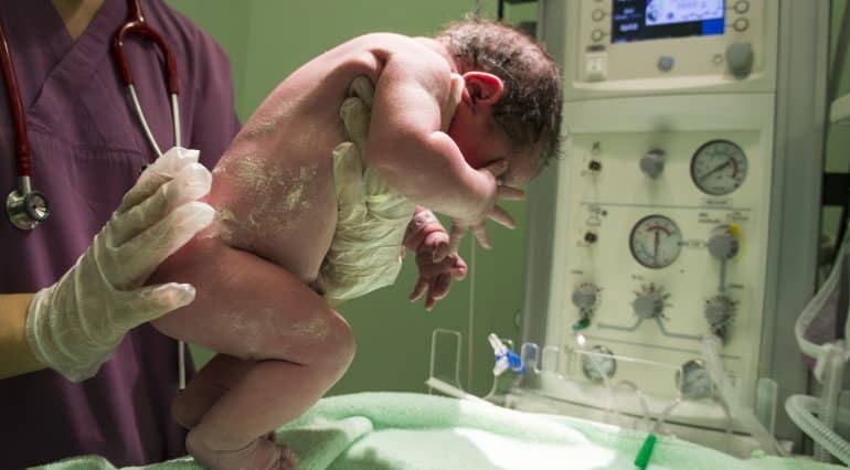 Eroare medicală fatală. Un bebeluș a murit după ce medicii au confundat ventilarorul de oxigen cu 
