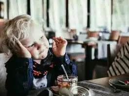 Activități pentru copii atunci când merg la restaurant. Sugestii care îți pot face mai plăcute ieșirile în oraș | Demamici.ro