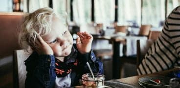 Activități pentru copii atunci când merg la restaurant. Sugestii care îți pot face mai plăcute ieșirile în oraș | Demamici.ro