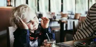 Activități pentru copii atunci când merg la restaurant. Sugestii care îți pot face mai plăcute ieșirile în oraș | Demamici.ro