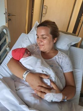 Naștere naturală prematură după cezariană într-un spital de stat din Belgia. Oana povestește: „M-am ridicat în picioare după o oră și am plâns de fericire” | Demamici.ro
