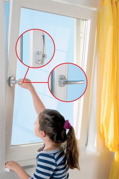 Sisteme de protecție pentru geamurile de termopan. Cum ne putem proteja copiii de pericolul de a cădea în gol de la fereastră | Demamici.ro