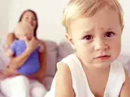 Nu-ți abandona copilul mai mare, după ce vii acasă cu bebelușul. Sfaturi de pus în practică | Demamici.ro