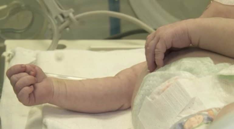 Un bebeluș de 4 luni a ajuns la spital după ce a căzut din scoica în care era transportat de mama lui | Demamici.ro