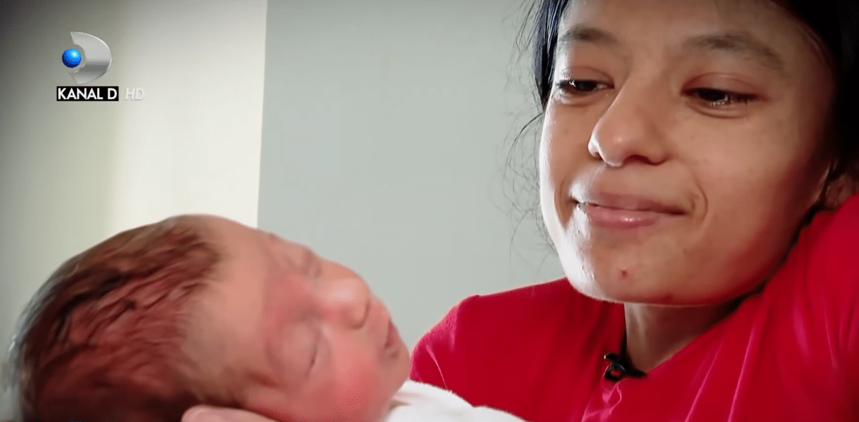 Ramona a născut o fetiță, deși are doar 27 de kilograme și o boală gravă. Bebelușul are acum nevoie de ajutor VIDEO | Demamici.ro