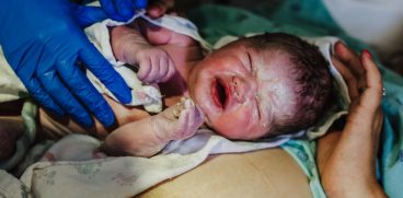 A trecut prin două nașteri naturale total diferite. După prima s-a chinuit 4 luni, după cea de-a doua s-a recuperat în 2 zile | Demamici.ro