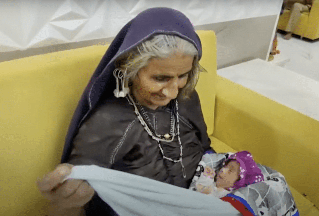 O indiancă a devenit una din cele mai bătrâne mame din lume. La 70 de ani a născut primul ei copil