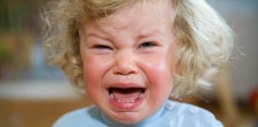 Tantrumurile. Ce facem când copilul trece printr-o criză de furie? | Demamici.ro