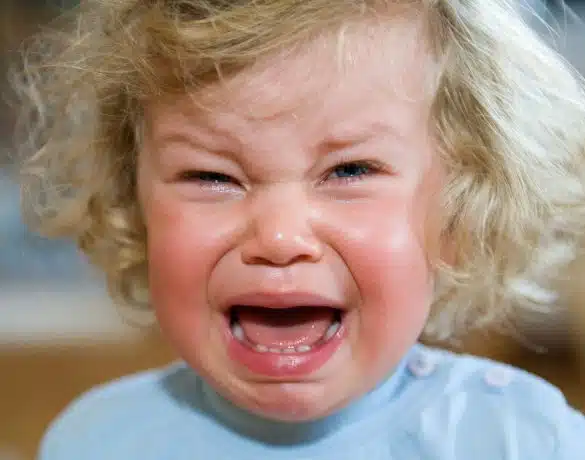 Tantrumurile. Ce facem când copilul trece printr-o criză de furie? | Demamici.ro