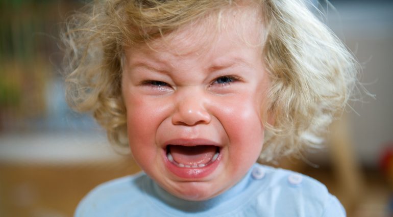 Tantrumurile. Ce facem când copilul trece printr-o criză de furie? | Demamici.ro