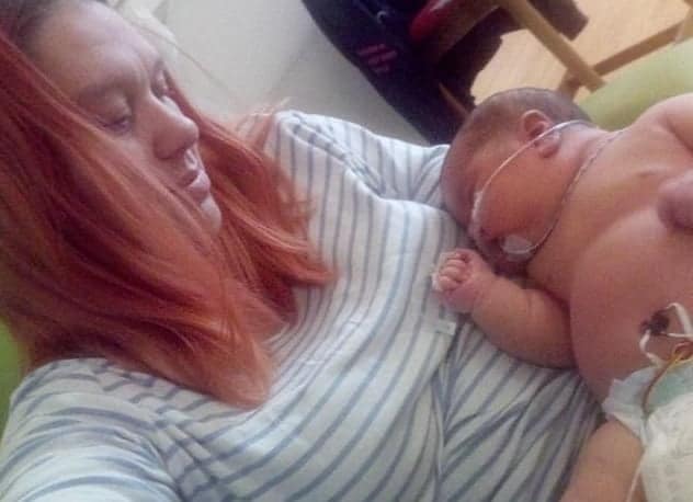 Bebeluș de aproape 7 kg, născut în Marea Britanie. Băiețelul ocupă locul 3 în topul celor mai grei nou-născuți din Regat | Demamici.ro