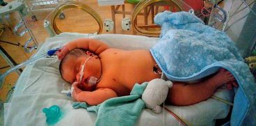 Bebeluș de aproape 7 kg, născut în Marea Britanie. Băiețelul ocupă locul 3 în topul celor mai grei nou-născuți din Regat | Demamici.ro