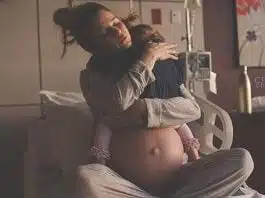 O mamă își ia rămas-bun de la copilul său mai mare, înainte să-i aducă pe lume frățiorul | Demamici.ro