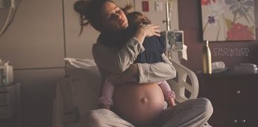 O mamă își ia rămas-bun de la copilul său mai mare, înainte să-i aducă pe lume frățiorul | Demamici.ro