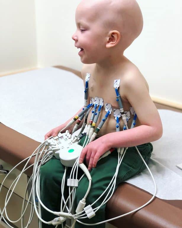 Băiețelul a cărui poveste a devenit virală, în timp ce făcea chimioterapie, s-a vindecat. Acum e sănătos și merge școală