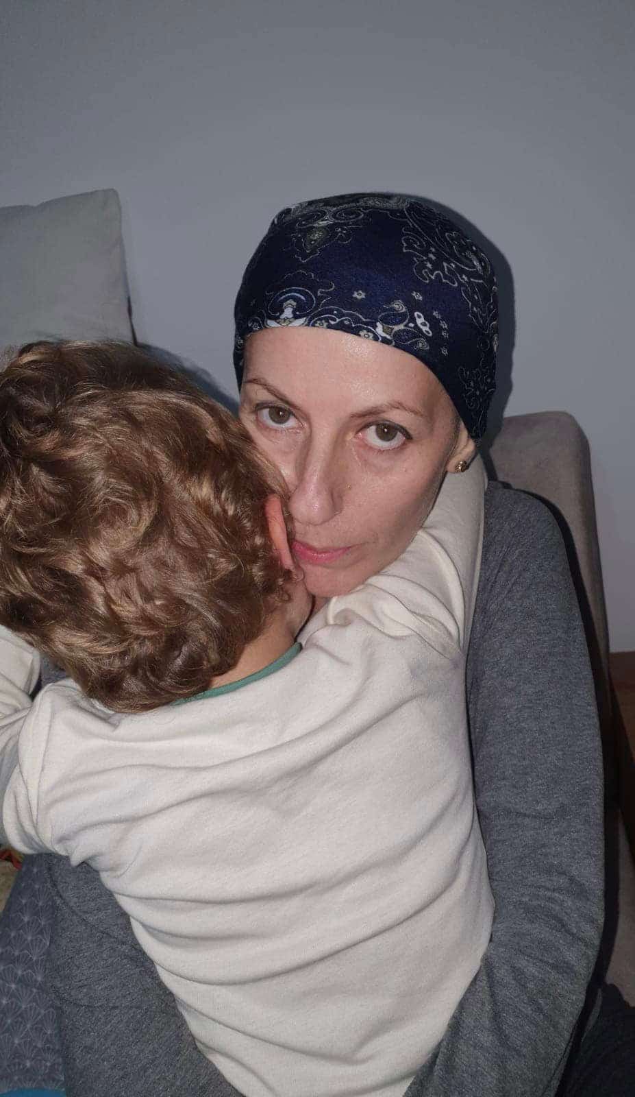 Adriana și-a îmbrățișat pentru ultima dată băiețelul și a plecat să se lupte cu cancerul. Nu s-a mai întors, iar familia îndurerată are nevoie de ajutor pentru a o aduce acasă | Demamici.ro