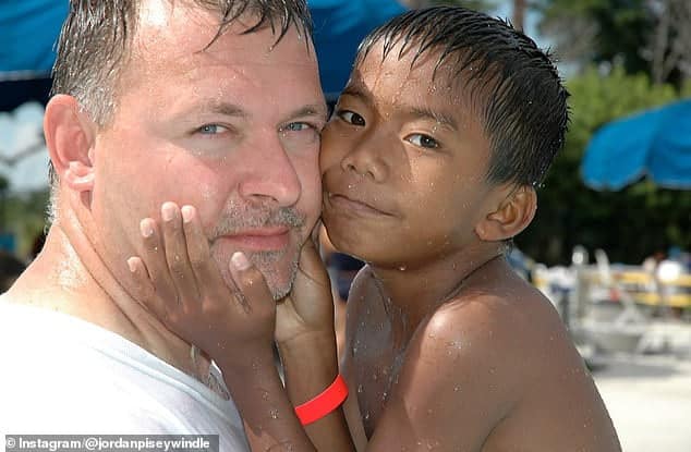 Un bărbat singur a adoptat un băiețel din Cambodgia și l-a susținut până a devenit campion olimpic | Demamici.ro