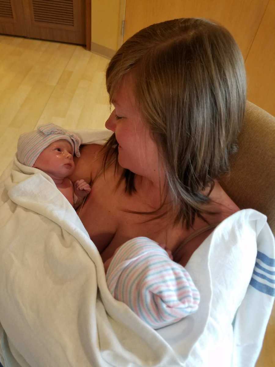 O bunică și-a adus pe lume proprii nepoți gemeni: "Nu mi-a venit să cred când medicul mi-a spus că mama mea e însărcinată cu bebelușii mei"