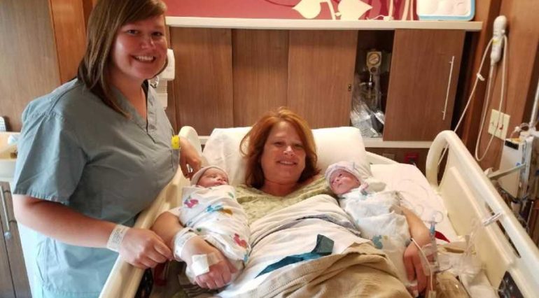 O bunică și-a adus pe lume propriii nepoți gemeni. Fiica ei a trecut printr-o histerectomie din cauza cancerului de col uterin | Demamici.ro