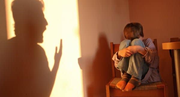 Pedepsele și umilirea copilului determină mai multe probleme comportamentale. Copiii învață prin conexiune, iubire, compasiune | Demamici.ro