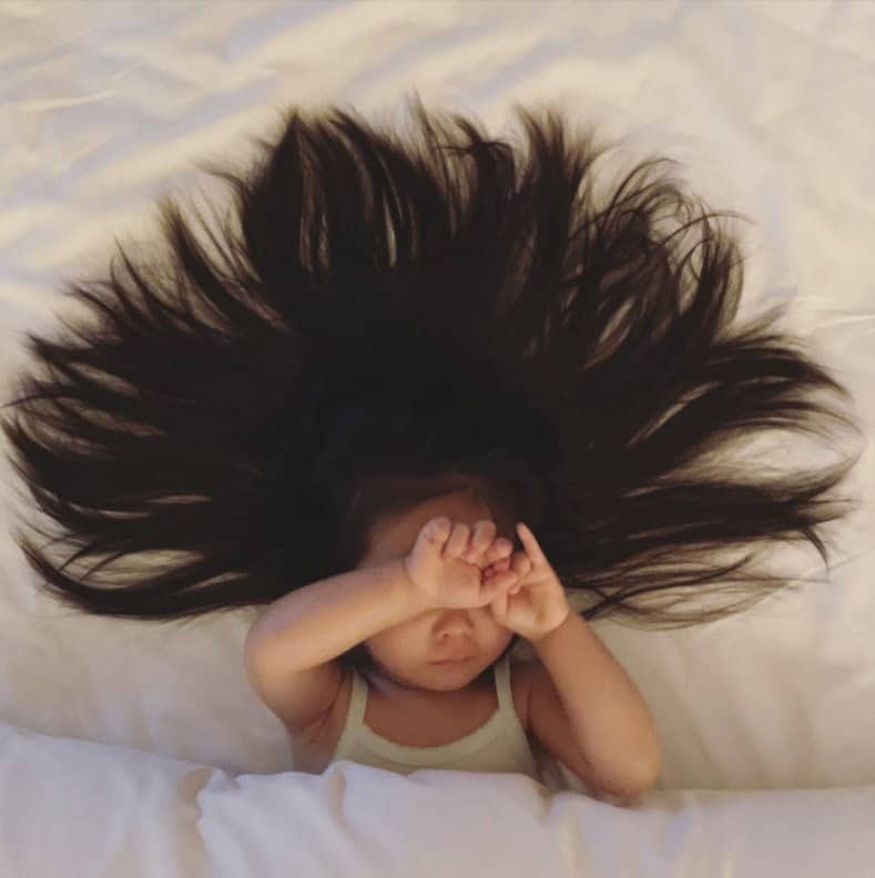 Această fetiță de 4 ani an a cucerit internetul cu părul ei bogat. Mulți au crezut prima dată că e o perucă