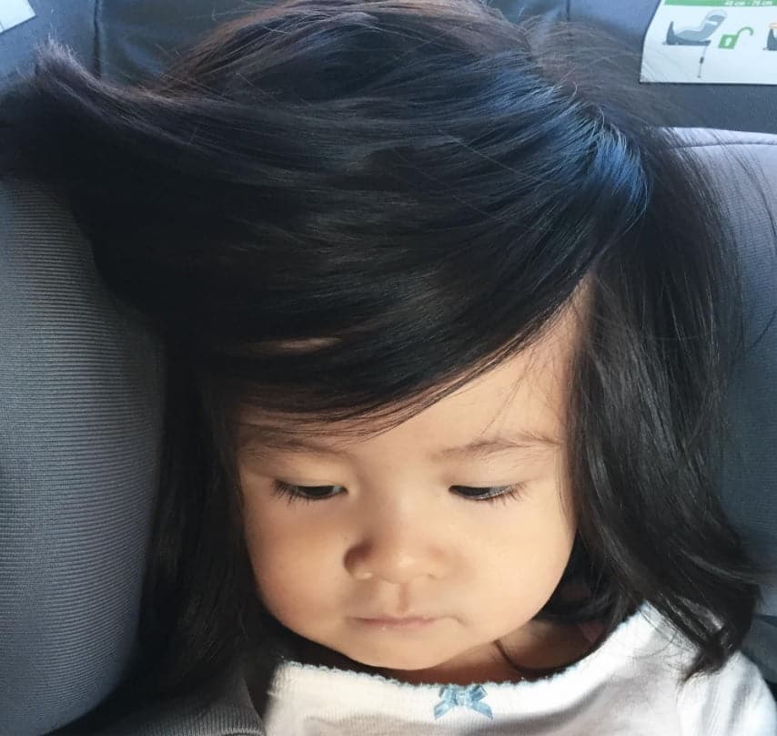 Această fetiță de 4 ani an a cucerit internetul cu părul ei bogat. Mulți au crezut prima dată că e o perucă