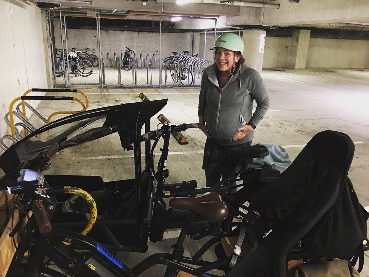 O parlamentară din Noua Zeelandă, travaliu pe bicicletă. A pedalat singură până la spital pentru a naște