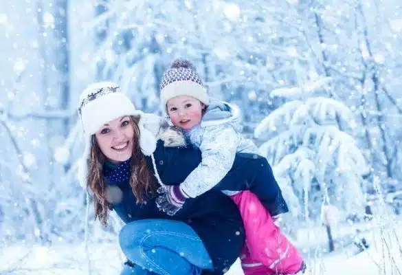 Cum îmbrăcăm copiii pe timpul iernii! Medicul Mădălina Vesa: „Răcelile sunt cauzate exclusiv de virusuri, nu de cald sau frig” | Demamici.ro