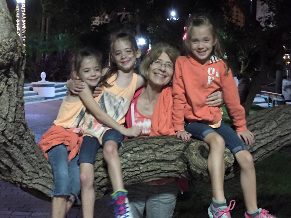 O mamă de 55 de ani a devenit cea mai bătrână femeie care a născut tripleți