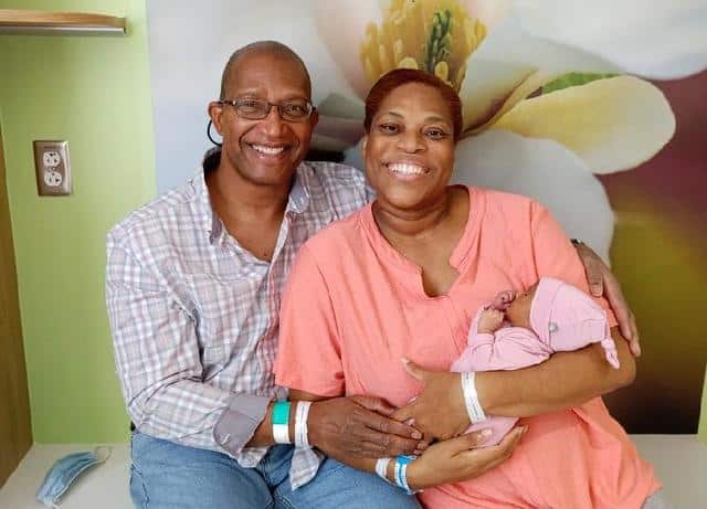 A născut primul copil la 50 de ani, după ce s-a chinuit mai bine de un deceniu să devină mamă