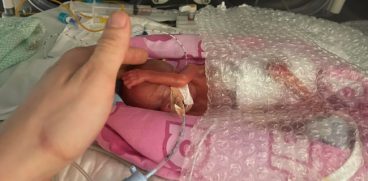 Cântărea doar 325 de grame la naștere și încăpea în palma mamei. Cel mai mic bebeluș care s-a născut prematur în Marea Britanie | Demamici.ro