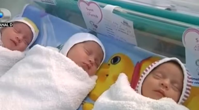 Cazul rar al tripletelor identice din Timișoara. O astfel de naștere are loc o dată la 100.000 VIDEO | Demamici.ro