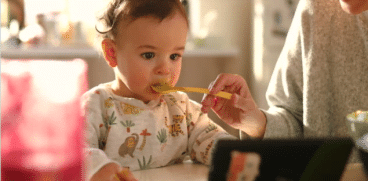 Copilul, la masă cu tehnologia. Efectele nocive ale mâncatului în fața ecranelor | Demamici.ro