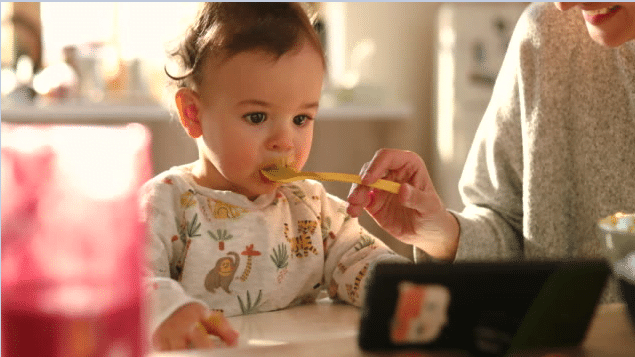 Copilul, la masă cu tehnologia. Efectele nocive ale mâncatului în fața ecranelor | Demamici.ro