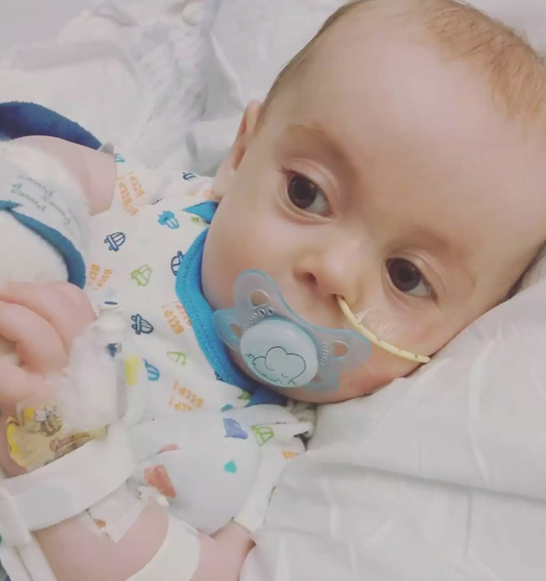 Atenție, mămici! Un bebeluș a rămas cu leziuni cerebrale permanente după ce a căzut din pat | Demamici.ro