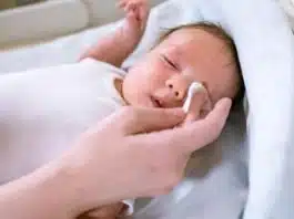 Ochi lipicioși la bebeluș? Totul despre obstrucția de canal lacrimal la sugari | Demamici.ro