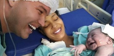 Momentul adorabil în care un bebeluș nou-născut recunoaște vocea tatălui, la prima lor întâlnire | Demamici.ro