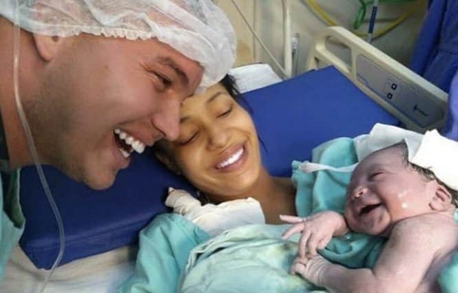 Momentul adorabil în care un bebeluș nou născut recunoaște vocea tatălui, la prima lor întâlnire
