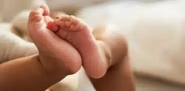 Piciorul tal valg la bebeluși: cauze și tratament | Demamici.ro