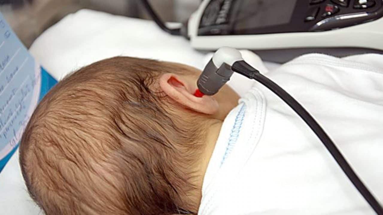 Как проверить слух у новорожденного. Аудиологический скрининг. Аудиологический скрининг новорожденного. Скрининг слуха новорожденных. Аудио скрининг новорожденным.
